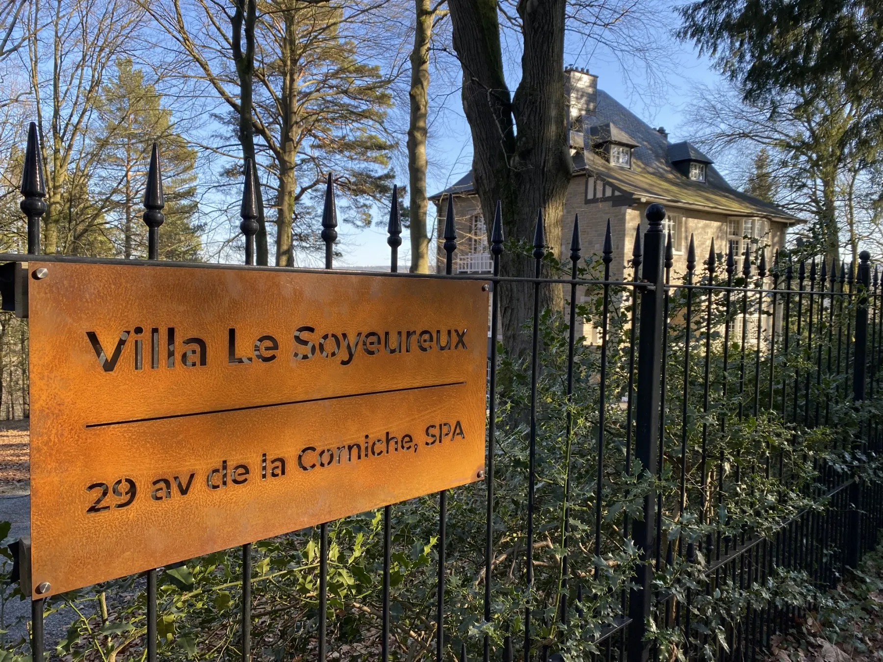 Front entrance sign for Villa Le Soyeureux at 29 Avenue de la Corniche in Spa